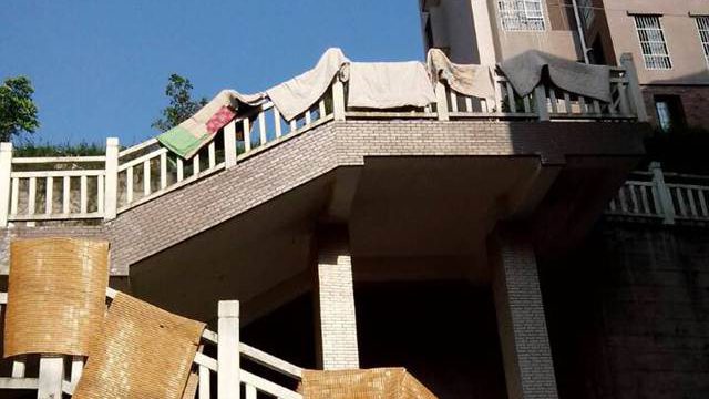 [不文明行為]網(wǎng)友爆料涼席“飛”上雙江街道社區(qū)梯道