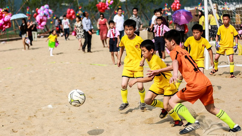 民德小學(xué)、盤石小學(xué)孩子們赤腳進(jìn)行沙灘足球比賽