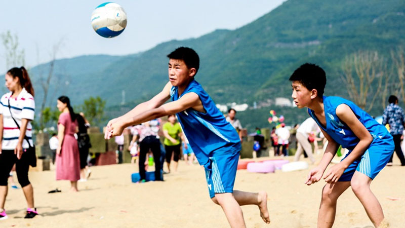 云師附小、盤石小學(xué)在沙灘中間進(jìn)行沙灘排球比賽